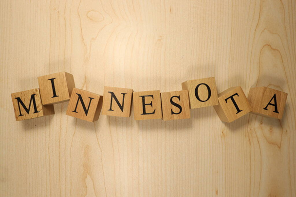 A palavra Minnesota foi criada a partir de cubos de letras de madeira. Cidades e palavras. de perto. - Foto, Imagem