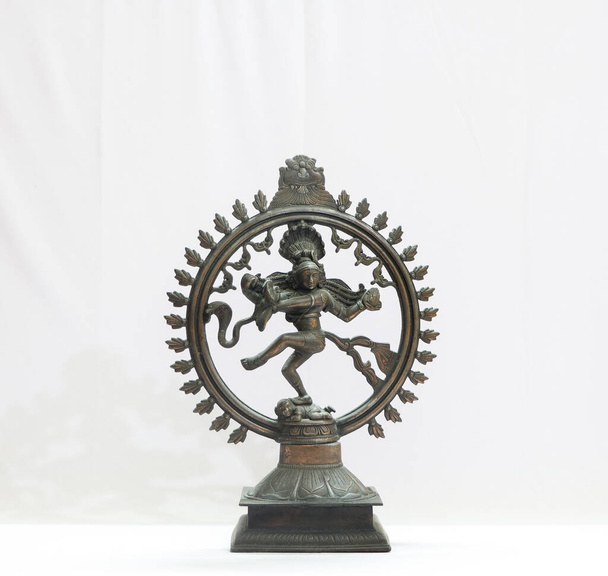 indiai isten lord shiva natarajasana szobor elszigetelt fehér háttérrel - Fotó, kép