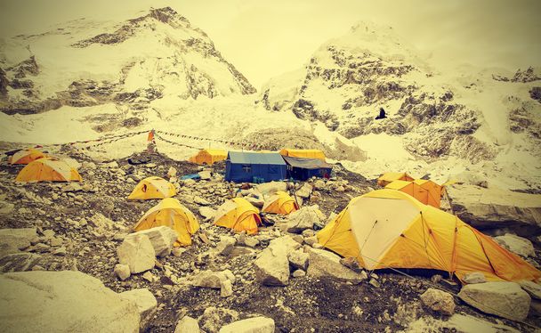Палатки в базовом лагере Эверест в пасмурный день, Непал, винтажный эффект
. - Фото, изображение