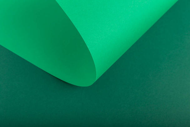 Дизайн фону складеного завитка з зеленого картону. Вид зверху, плоский ліжко
. - Фото, зображення