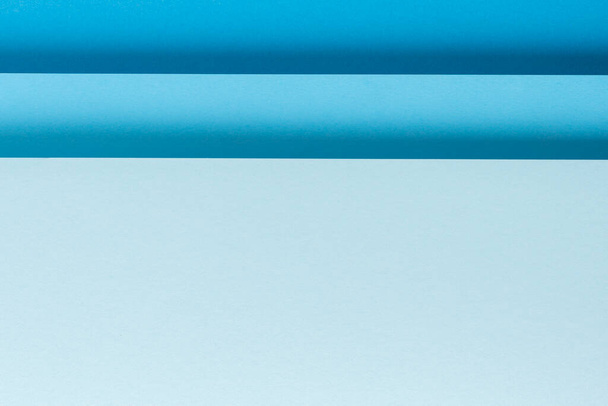 Πολύχρωμο μπλε διπλωμένο χαρτί σχεδιασμό υλικού οριζόντια. Πάνω άποψη, επίπεδη lay. - Φωτογραφία, εικόνα