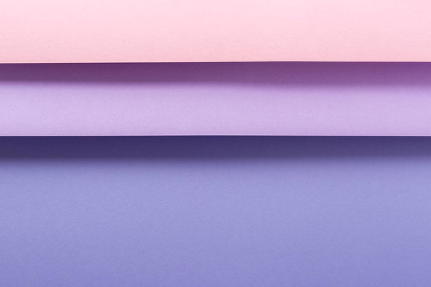Tervezés hajtogatott papír rózsaszín lila anyag háttér. Felülnézet, lapos fektetés. - Fotó, kép