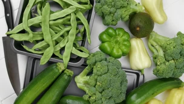φρέσκα πράσινα διάφορα λαχανικά. φόντο λαχανικών - Πλάνα, βίντεο