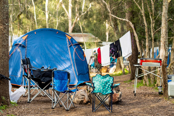 Installation d'une tente familiale au camping en pleine nature dans un parc de vacances en caravane - Photo, image
