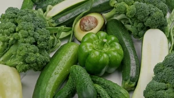 świeże zielone różne warzywa. tło warzyw - Materiał filmowy, wideo