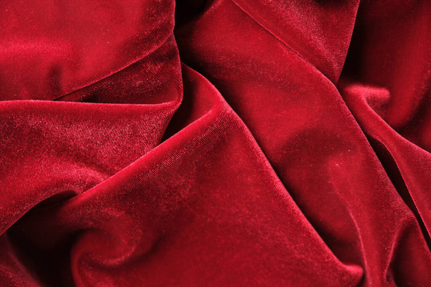abstrakcyjna faktura zasłoniętego czerwonego aksamitnego tła. piękne tło tekstylne. Zbliżenie. Widok z góry - Zdjęcie, obraz