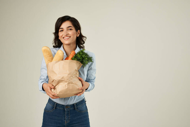 glimlachende vrouw met pakket van boodschappen supermarkt levensstijl - Foto, afbeelding