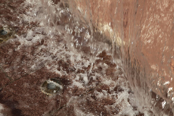Woda w fontannie na brązowej płytce - Zdjęcie, obraz