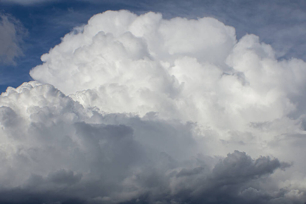 Cumulus, nubes de verano esponjosas en el cielo - Foto, Imagen