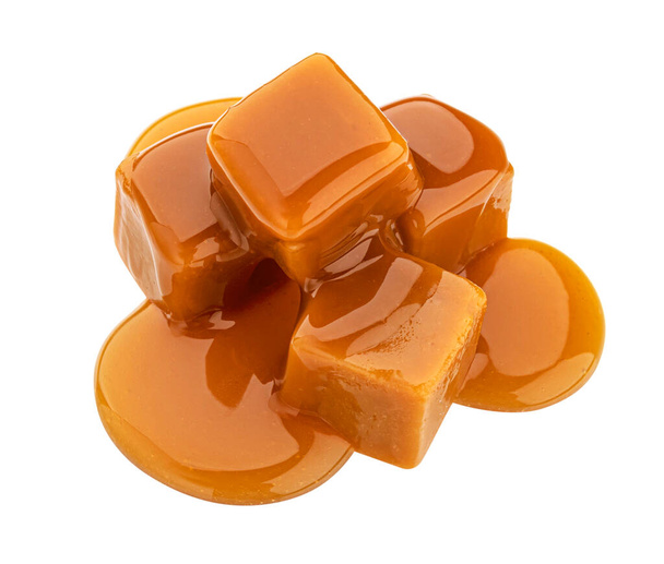 карамельні цукерки та карамельний соус ізольовані на білому тлі
 - Фото, зображення