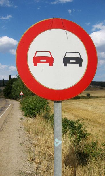 Icono prohibido adelantar en un camino. - Foto, imagen