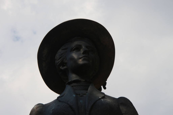 Bronze monument to the opera singer in the park. Solomiya Krushelnytska in Ternopil - Photo, Image