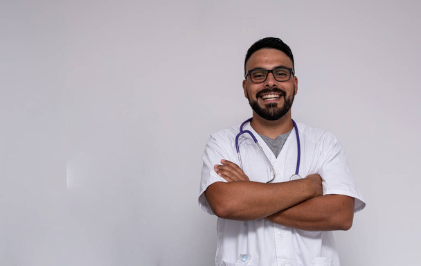 Portrait of a 30-year-old Caucasian doctor, wearing a lab coat and stethoscope, very smiling - Foto, immagini