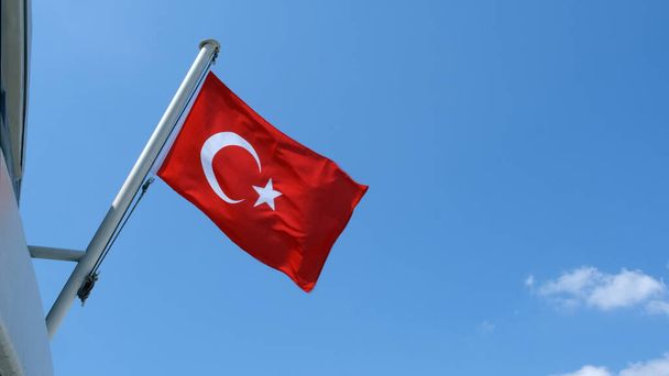 Bandera turca sobre fondo nublado  - Foto, imagen