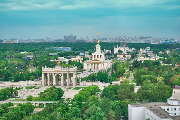 Θέα από το ξενοδοχείο Cosmos στα κτίρια της πόλης της Μόσχας. Το περιβάλλον γύρω από VDNKh και Ostankino TV Tower - Φωτογραφία, εικόνα