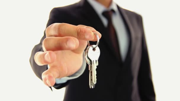 Empresario entregando llaves de bienes raíces de la casa - Metraje, vídeo