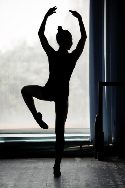 Bailarina silueta bailando
 - Foto, imagen