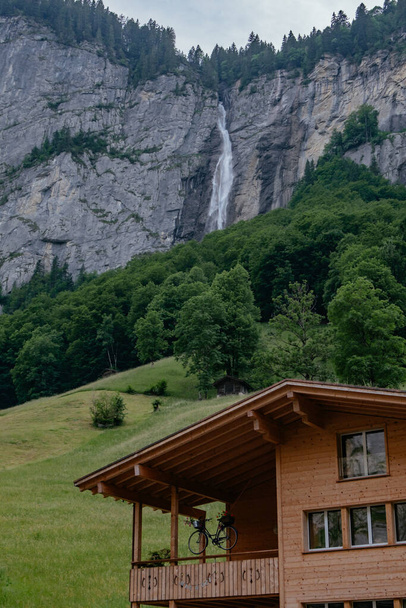 Традиційний дерев "яний будинок у Медоу в долині Лаутербруннен з водоспадами - Мале село - Юнгфрау влітку - Швейцарські Альпи, Швейцарія - Фото, зображення