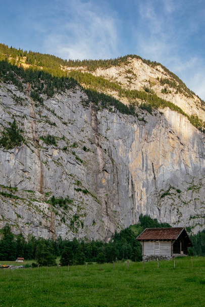 Долина Лаутербруннен з водоспадами - маленьке сільське та мальовниче село - регіон Юнгфрау влітку - Швейцарські Альпи, Швейцарія - Фото, зображення