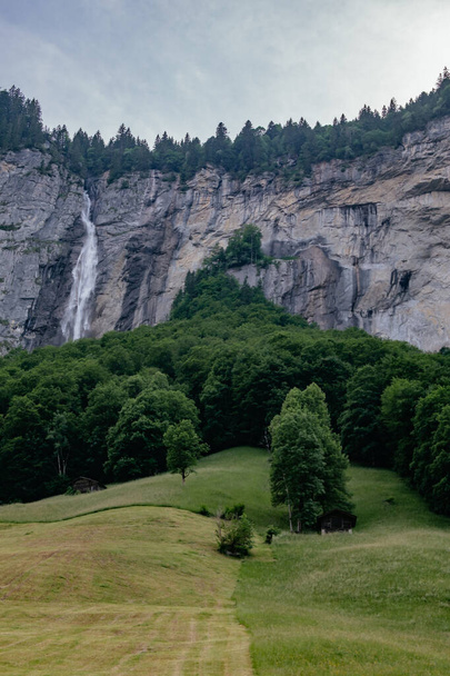 Медоу і гора в долині Лаутербруннен з водоспадами - невеликим селом Юнгфрау влітку - Швейцарськими Альпами (Швейцарія). - Фото, зображення