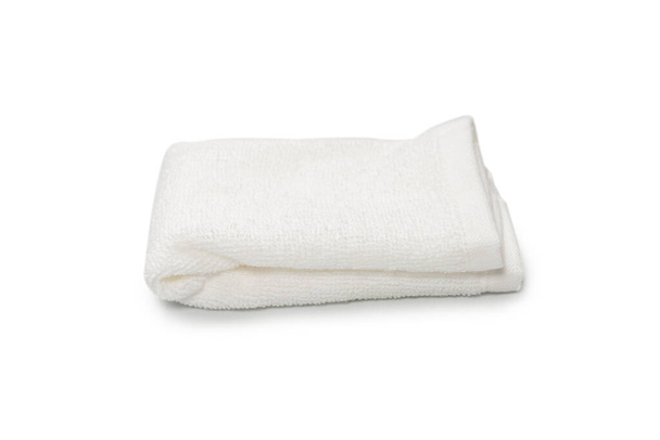 Λευκή χνουδωτή βαμβακερή πετσέτα που απομονώνεται σε λευκό φόντο. Spa και θέρετρο.  - Φωτογραφία, εικόνα
