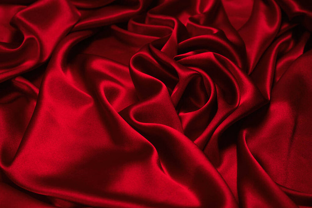 豊かで豪華な赤い絹の生地のテクスチャの背景。トップ表示. - 写真・画像