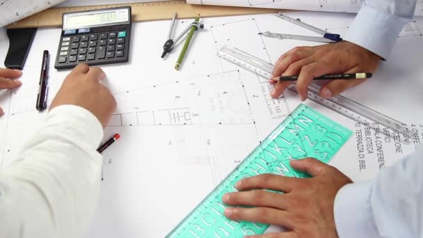 Architekt korzystający z linijki i ołówka na papierze - Materiał filmowy, wideo