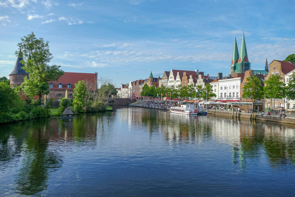 Vízparti táj az Obertrave Luebeck, egy város Észak-Németországban - Fotó, kép