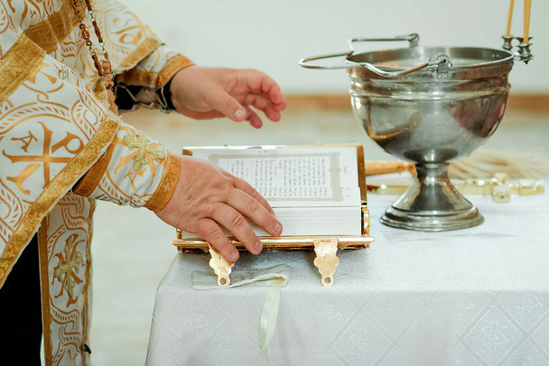 Ukrayna kilisesinde vaftiz ayini. - Fotoğraf, Görsel