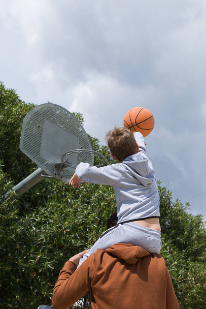 Стильний молодий хлопчик, підліток грає з м'ячем, на відкритому повітрі
 - Фото, зображення