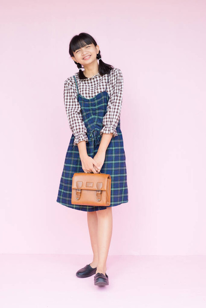 Retrato estudiante youn chica con sonrisa mantenga bolsa marrón sobre fondo rosa. - Foto, Imagen