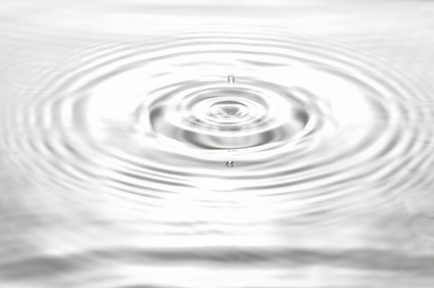 círculos en el agua de caídas gotas, salpicaduras, ondulaciones en el agua - Foto, imagen
