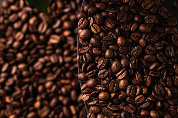 жареные ароматические кофейные зёрна, вид сверху, фон, текстура - Фото, изображение