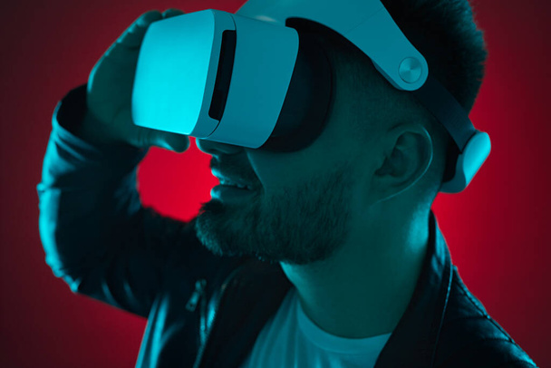 Bearded man in VR headset exploring virtual world - Foto, afbeelding