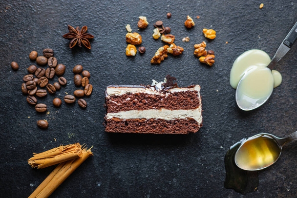 шоколадный торт крем орехи, кофе, специи, мед, ганач сладкий десерт праздник лечить закуски копировать пространство питания фона деревенский - Фото, изображение