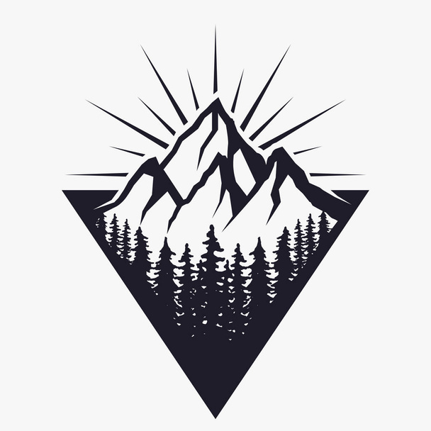 Berge-Logo oder Abzeichen oder Etikettendesign-Vorlage mit Berggipfel und Waldsilhouette in Dreiecksform und mit Sonnenbrand. Vereinzelt auf weißem Hintergrund. Vektorillustration - Vektor, Bild