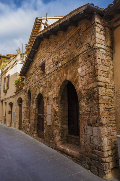San Biagio (St Blaise) antiguos arcos de la iglesia medieval en el centro histórico de Spello - Foto, imagen