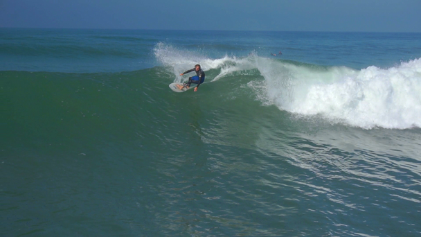 surfing surfer - Materiał filmowy, wideo