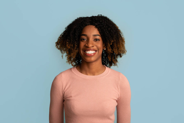 Portrait d'attrayant jeune afro-américaine dame avec des cheveux bouclés - Photo, image