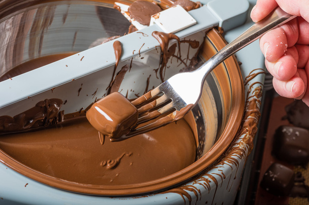 Candy maker using a coating machine - Foto, imagen