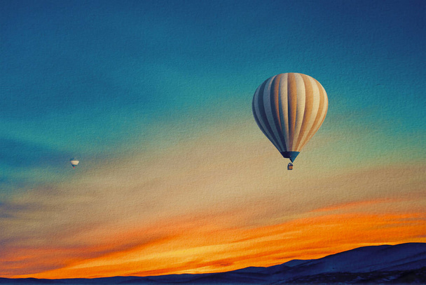 schilderachtig uitzicht op luchtballon vliegen tussen eindeloze bergen bereiken in mistige ochtend  - Foto, afbeelding