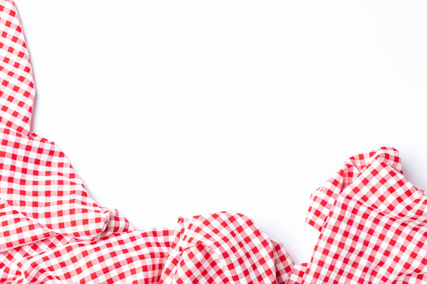 Bovenaanzicht stof rood en wit geruit geïsoleerd op een witte achtergrond met kopieerruimte. Doek katoenen tafelkleed voor menukaart restaurants. - Foto, afbeelding