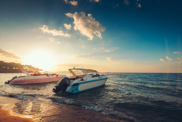 Speed boat at the sea beach and sunset.  - Foto, Imagem