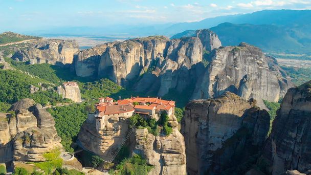 DRONE: Flying high above an Orthodox temple complex built on top of cliffs. - Foto, imagen