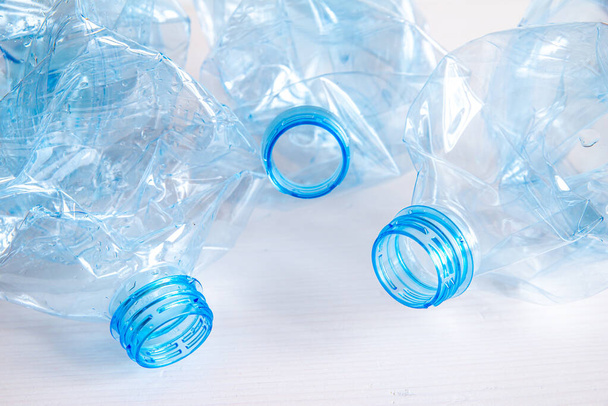 Zmiażdżone lub zgniecione przezroczyste plastikowe butelki. Plastikowe odpady. Recykling tworzyw sztucznych. Zanieczyszczenie tworzyw sztucznych i gospodarowanie odpadami.  - Zdjęcie, obraz