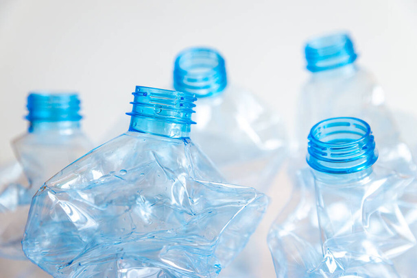 Подрібнені або збиті прозорі пластикові пляшки. Пластикові відходи. Переробка пластику. Пластикове забруднення та поводження з відходами
.  - Фото, зображення