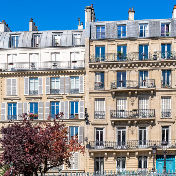 París, fachada típica, hermoso edificio con antiguos techos de zinc, rue Fenelon - Foto, imagen