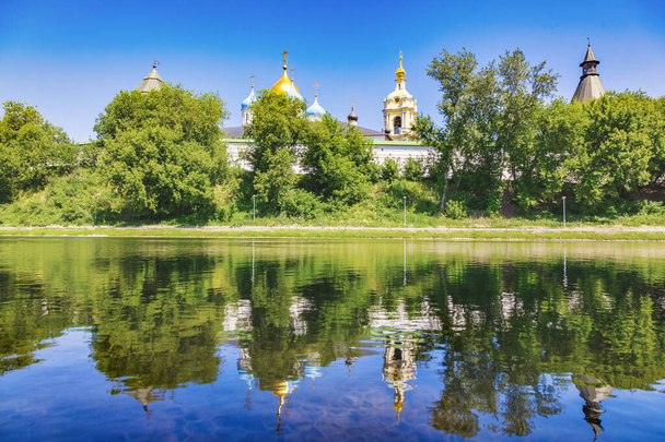 Panoramic view of the Novospassky Stavropol Monastery on a sunny summer day. Reflection of the monastery in the waters of the monastery pond. Moscow, Russia, July 2021 - Foto, Imagen