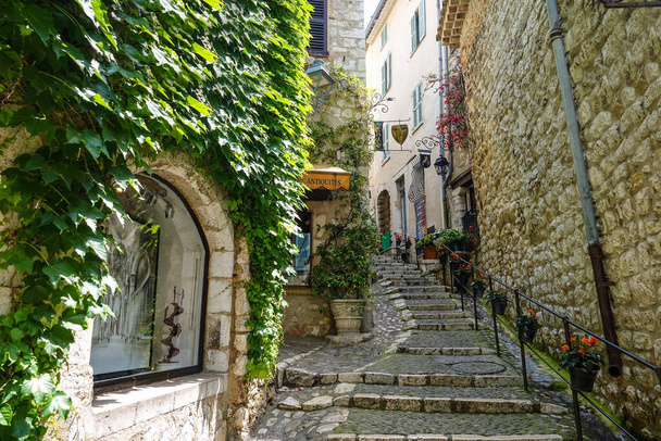 CLOSE UP: Scenic view of the empty stairs leading up the romantic alleyway. - Foto, imagen