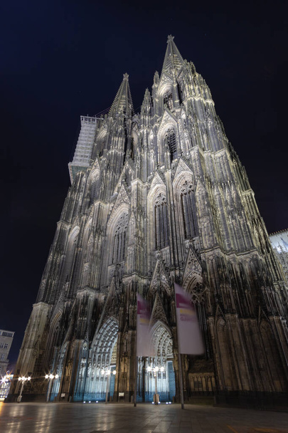 A vertical shot of the front side view of the Cologne Cathedral in North Rhine-Westphalia, Germany - Fotó, kép